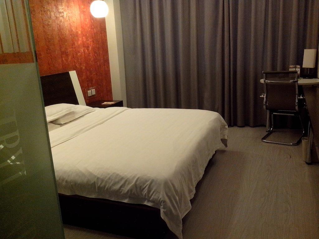 Fairyland Hotel Dongfeng Plaza Куньмін Номер фото